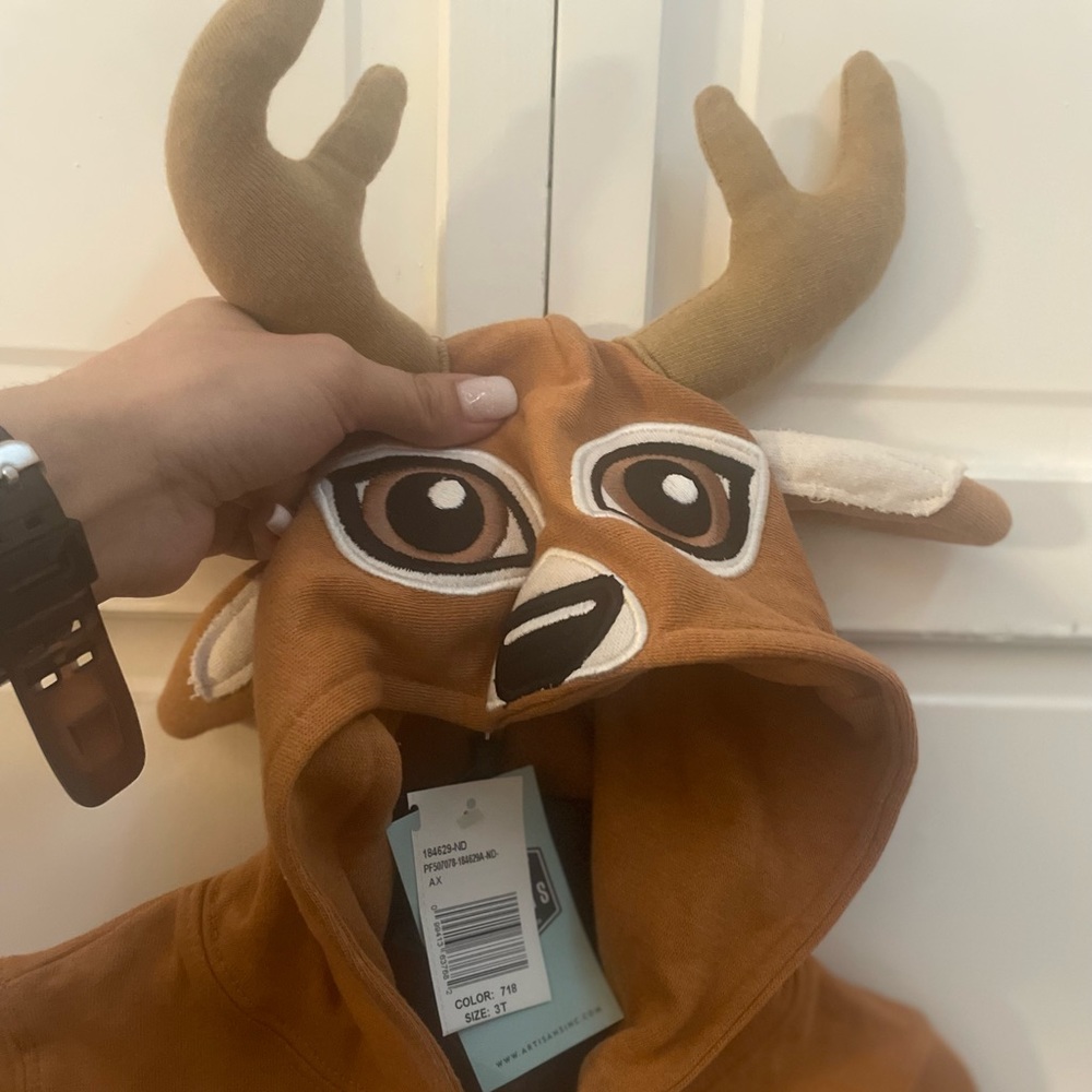 NWT. I’m a little deer hoodie 3T. W/pockets  on both sides